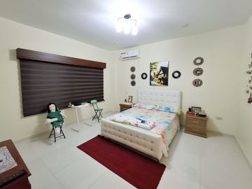 For Sale Luxurious House with 6 Rooms or bedrooms in Portoviejo Ecuador