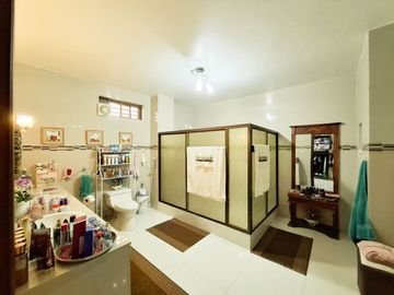 For Sale Luxurious House with 6 Rooms or bedrooms in Portoviejo Ecuador