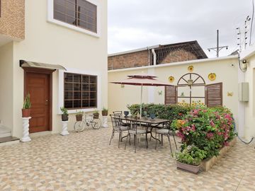 For Sale Luxurious House with 6 Rooms or bedrooms in Portoviejo Ecuador