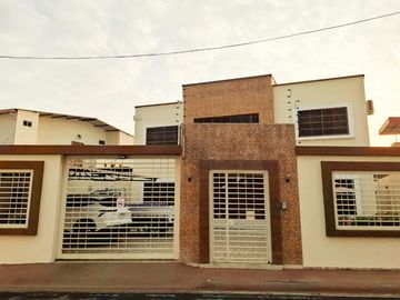 For Sale Luxurious House with 6 Rooms or bedrooms in Portoviejo Ecuador