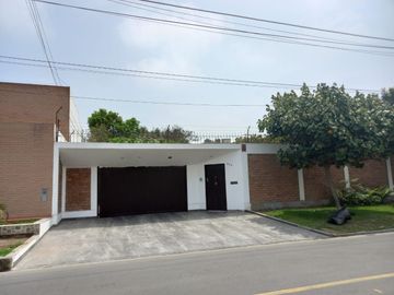 SE VENDE HERMOSA CASA EN LA MOLINA