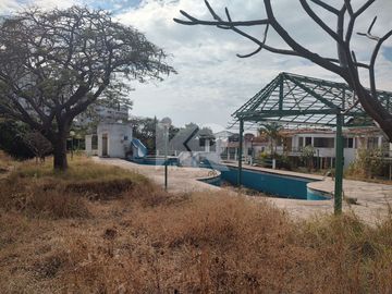Condominio de 12 Casas y Áreas Comunes Para Remodelar a Precio de Terreno