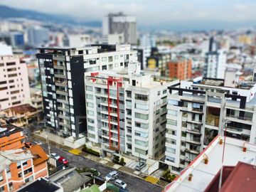 DEPARTAMENTO EN UBICACIÓN ESTRATÉGICA TRAS QUICENTRO SHOPPING, AMPLIO Y LUMINOSO EN VENTA BATAN BAJO - LA CAROLINA - QUITO NORTE