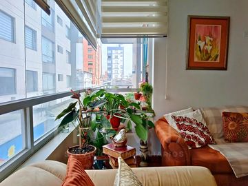 DEPARTAMENTO EN UBICACIÓN ESTRATÉGICA TRAS QUICENTRO SHOPPING, AMPLIO Y LUMINOSO EN VENTA BATAN BAJO - LA CAROLINA - QUITO NORTE