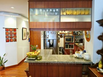 DEPARTAMENTO EN UBICACIÓN ESTRATÉGICA TRAS QUICENTRO SHOPPING, AMPLIO Y LUMINOSO EN VENTA BATAN BAJO - LA CAROLINA - QUITO NORTE