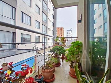 DEPARTAMENTO EN UBICACIÓN ESTRATÉGICA TRAS QUICENTRO SHOPPING, AMPLIO Y LUMINOSO EN VENTA BATAN BAJO - LA CAROLINA - QUITO NORTE