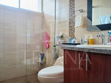 DEPARTAMENTO EN UBICACIÓN ESTRATÉGICA TRAS QUICENTRO SHOPPING, AMPLIO Y LUMINOSO EN VENTA BATAN BAJO - LA CAROLINA - QUITO NORTE