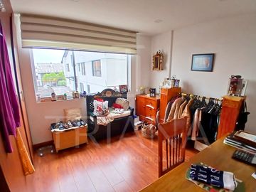 DEPARTAMENTO EN UBICACIÓN ESTRATÉGICA TRAS QUICENTRO SHOPPING, AMPLIO Y LUMINOSO EN VENTA BATAN BAJO - LA CAROLINA - QUITO NORTE