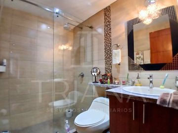 DEPARTAMENTO EN UBICACIÓN ESTRATÉGICA TRAS QUICENTRO SHOPPING, AMPLIO Y LUMINOSO EN VENTA BATAN BAJO - LA CAROLINA - QUITO NORTE