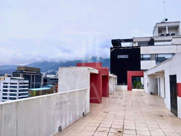 DEPARTAMENTO EN UBICACIÓN ESTRATÉGICA TRAS QUICENTRO SHOPPING, AMPLIO Y LUMINOSO EN VENTA BATAN BAJO - LA CAROLINA - QUITO NORTE