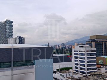 DEPARTAMENTO EN UBICACIÓN ESTRATÉGICA TRAS QUICENTRO SHOPPING, AMPLIO Y LUMINOSO EN VENTA BATAN BAJO - LA CAROLINA - QUITO NORTE