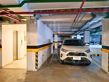 DEPARTAMENTO EN UBICACIÓN ESTRATÉGICA TRAS QUICENTRO SHOPPING, AMPLIO Y LUMINOSO EN VENTA BATAN BAJO - LA CAROLINA - QUITO NORTE