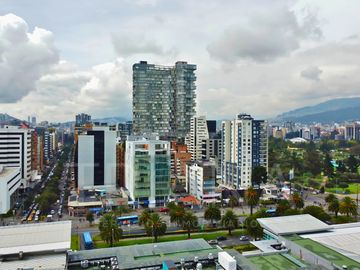 DEPARTAMENTO EN UBICACIÓN ESTRATÉGICA TRAS QUICENTRO SHOPPING, AMPLIO Y LUMINOSO EN VENTA BATAN BAJO - LA CAROLINA - QUITO NORTE
