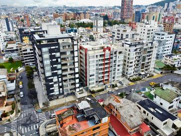 DEPARTAMENTO EN UBICACIÓN ESTRATÉGICA TRAS QUICENTRO SHOPPING, AMPLIO Y LUMINOSO EN VENTA BATAN BAJO - LA CAROLINA - QUITO NORTE