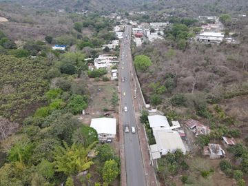 Frente a la Universidad
