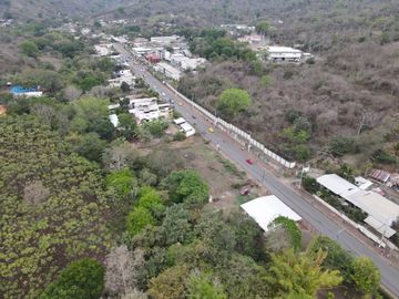 Frente a la Universidad