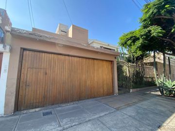 GRAN OPORTUNIDAD PARA INVERSIONISTAS SE VENDE CASA COMO TERRENO