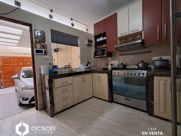 SE VENDE HERMOSA CASA CÉNTRICA EN URBANIZACIÓN SAN ISIDRO DE ICA!