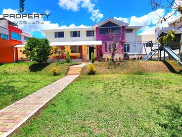 Casa INDEPENDIENTE 5 dormitorios en 2 departamentos con amplio terreno Cashapamba Valle de los Chillos
