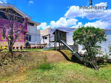Casa INDEPENDIENTE 5 dormitorios en 2 departamentos con amplio terreno Cashapamba Valle de los Chillos