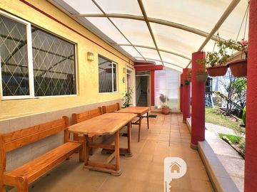 Casa INDEPENDIENTE 5 dormitorios en 2 departamentos con amplio terreno Cashapamba Valle de los Chillos