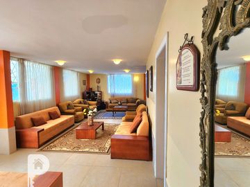 Casa INDEPENDIENTE 5 dormitorios en 2 departamentos con amplio terreno Cashapamba Valle de los Chillos