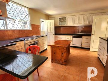Casa INDEPENDIENTE 5 dormitorios en 2 departamentos con amplio terreno Cashapamba Valle de los Chillos