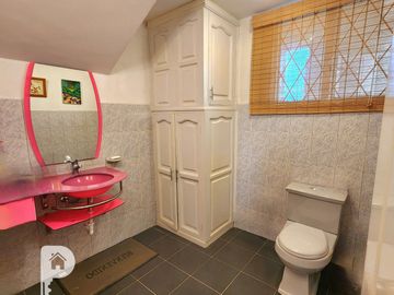 Casa INDEPENDIENTE 5 dormitorios en 2 departamentos con amplio terreno Cashapamba Valle de los Chillos