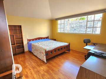 Casa INDEPENDIENTE 5 dormitorios en 2 departamentos con amplio terreno Cashapamba Valle de los Chillos