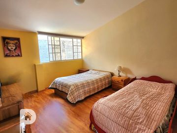 Casa INDEPENDIENTE 5 dormitorios en 2 departamentos con amplio terreno Cashapamba Valle de los Chillos
