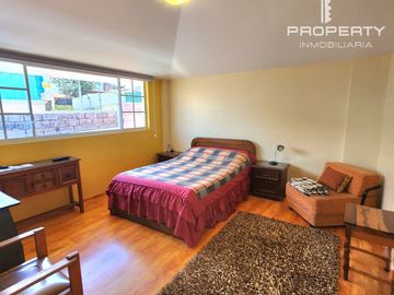 Casa INDEPENDIENTE 5 dormitorios en 2 departamentos con amplio terreno Cashapamba Valle de los Chillos