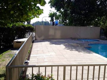 GENERAL PRIETO, INDEPENDENCIA, 56 m2, 2 DORMITORIOS, 1 BAÑO, ESTACIONAMIENTO, BODEGA, PISCINA CON JARDÍN.