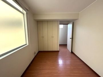 Venta De Amplio Departamento + Estacionamiento + Deposito