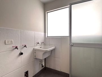 Venta De Amplio Departamento + Estacionamiento + Deposito