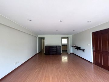 Venta De Amplio Departamento + Estacionamiento + Deposito