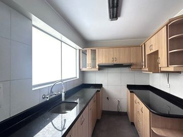 Venta De Amplio Departamento + Estacionamiento + Deposito