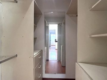 Venta De Amplio Departamento + Estacionamiento + Deposito