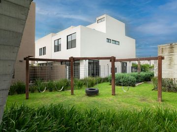 HERMOSA CASA EN VENTA A ESTRENAR PARQUES VALLARTA