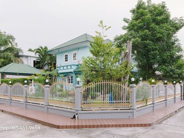 Hot Deal! Only 7.9 Million Baht Corner 2-storey detached house with built-in furniture, move-in ready, located in Plearnjai Village 2, near Laemtong S