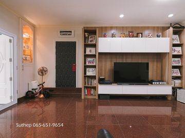 Hot Deal! Only 7.9 Million Baht Corner 2-storey detached house with built-in furniture, move-in ready, located in Plearnjai Village 2, near Laemtong S
