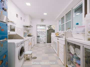 Hot Deal! Only 7.9 Million Baht Corner 2-storey detached house with built-in furniture, move-in ready, located in Plearnjai Village 2, near Laemtong S