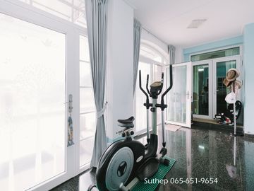Hot Deal! Only 7.9 Million Baht Corner 2-storey detached house with built-in furniture, move-in ready, located in Plearnjai Village 2, near Laemtong S