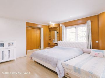 Hot Deal! Only 7.9 Million Baht Corner 2-storey detached house with built-in furniture, move-in ready, located in Plearnjai Village 2, near Laemtong S