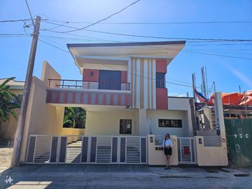 DASMARINAS SINGLE ATTACHED HOUSE AND LOT WITH BALCONY ALONG GOVERNOR'S DRIVE