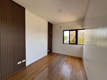 DASMARINAS SINGLE ATTACHED HOUSE AND LOT WITH BALCONY ALONG GOVERNOR'S DRIVE