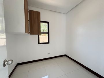 DASMARINAS SINGLE ATTACHED HOUSE AND LOT WITH BALCONY ALONG GOVERNOR'S DRIVE