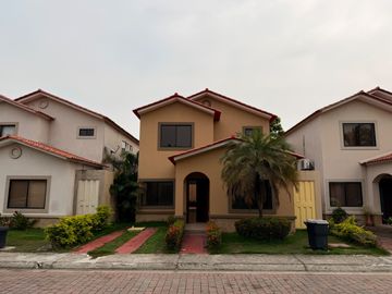 VENDO CASA EN SAMBORONDON CIUDAD CELESTE 4 DORMITORIOS.