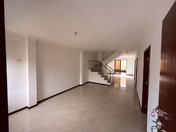 VENDO CASA EN SAMBORONDON CIUDAD CELESTE 4 DORMITORIOS.
