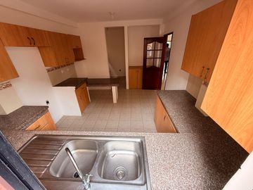 VENDO CASA EN SAMBORONDON CIUDAD CELESTE 4 DORMITORIOS.