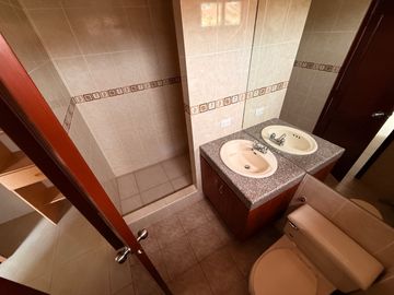 VENDO CASA EN SAMBORONDON CIUDAD CELESTE 4 DORMITORIOS.
